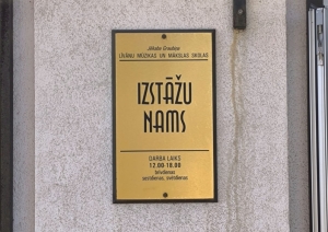Izstādes "Mākslas forma - Tēlniecība" uzstādīšana Līvānos