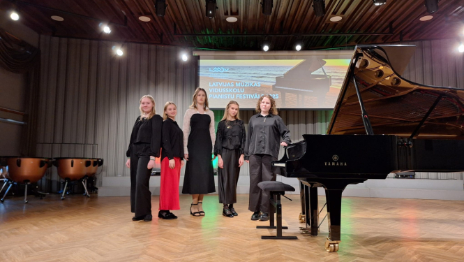 Katru rudeni Latvijā notiek jauno pianistu festivāls, kuru rīko viena no Latvijas mūzikas vidusskolām. Šoreiz tā bija īpaša iespēja visiem satikties pilsētā, kurā piedzimst vējš, Liepājā.  Liepājas Mūzikas, mākslas un dizaina vidusskolā, 2025.gada 1.novembrī uz Melngaiļa koncertzāles skatuves muzicēja 42 pianisti no dažādām Latvijas mūzikas vidusskolām. Festivālā piedalījās 9 mūzikas vidusskolas no Rīgas, Jūrmalas, Jelgavas, Daugavpils, Rēzeknes, Liepājas, Cēsīm un Ventspils.  Tā bija lieliska iespēja dzird