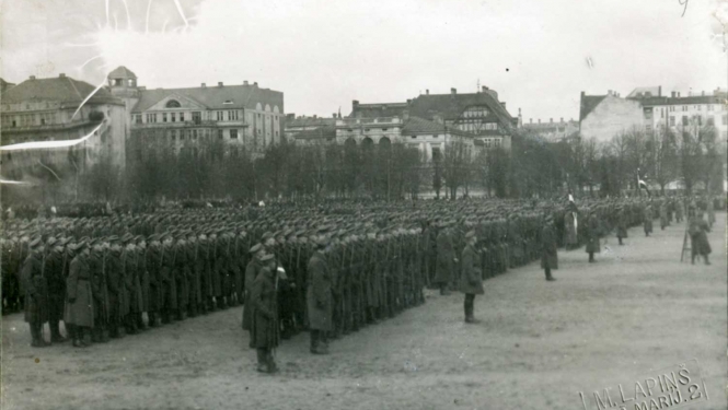Lāčplēša Kara ordeņa pasniegšanas ceremonija. 11.11.1920. Fotogrāfs Mārtiņš Lapiņš. Avots: Latvijas Nacionālais vēstures muzejs.
