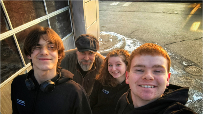 Izstādes "Mākslas forma - Tēlniecība" uzstādīšana Valmierā