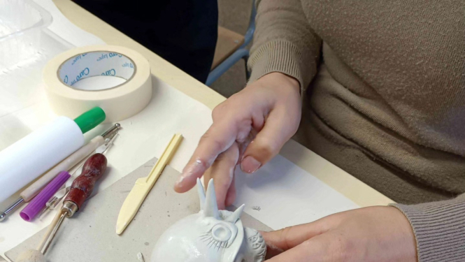 meistarklasē un diskusijā par tēmu: “Forma. Plastika. Faktūra. Darbs ar cietējošo plastiku DAS, JOVI.”