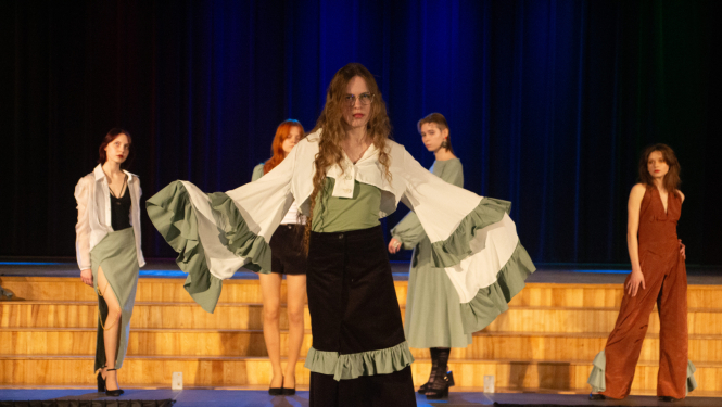 Rēzeknes Mākslas un dizaina skolas jaunie dizaineri mirdz “Modes Kokteilī 2025”