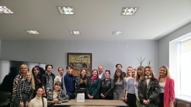 MIKC Latgales Mūzikas un mākslas vidusskolai gods uzņemt Īrijas vēstnieci Eimear Friel