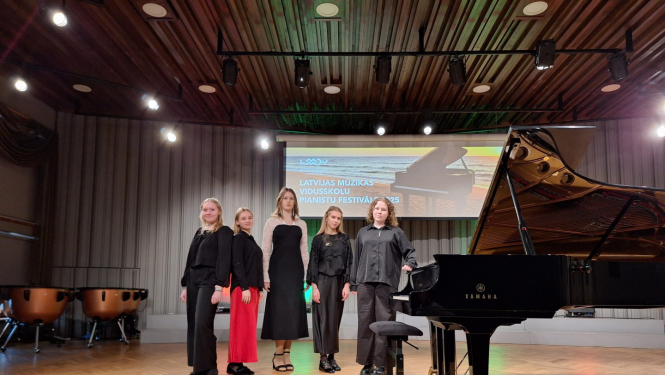 Katru rudeni Latvijā notiek jauno pianistu festivāls, kuru rīko viena no Latvijas mūzikas vidusskolām. Šoreiz tā bija īpaša iespēja visiem satikties pilsētā, kurā piedzimst vējš, Liepājā.  Liepājas Mūzikas, mākslas un dizaina vidusskolā, 2025.gada 1.novembrī uz Melngaiļa koncertzāles skatuves muzicēja 42 pianisti no dažādām Latvijas mūzikas vidusskolām. Festivālā piedalījās 9 mūzikas vidusskolas no Rīgas, Jūrmalas, Jelgavas, Daugavpils, Rēzeknes, Liepājas, Cēsīm un Ventspils.  Tā bija lieliska iespēja dzird