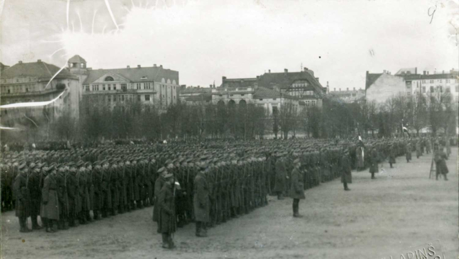 Lāčplēša Kara ordeņa pasniegšanas ceremonija. 11.11.1920. Fotogrāfs Mārtiņš Lapiņš. Avots: Latvijas Nacionālais vēstures muzejs.