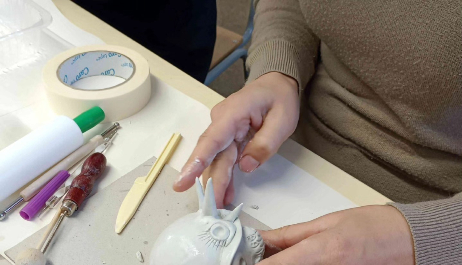 meistarklasē un diskusijā par tēmu: “Forma. Plastika. Faktūra. Darbs ar cietējošo plastiku DAS, JOVI.”