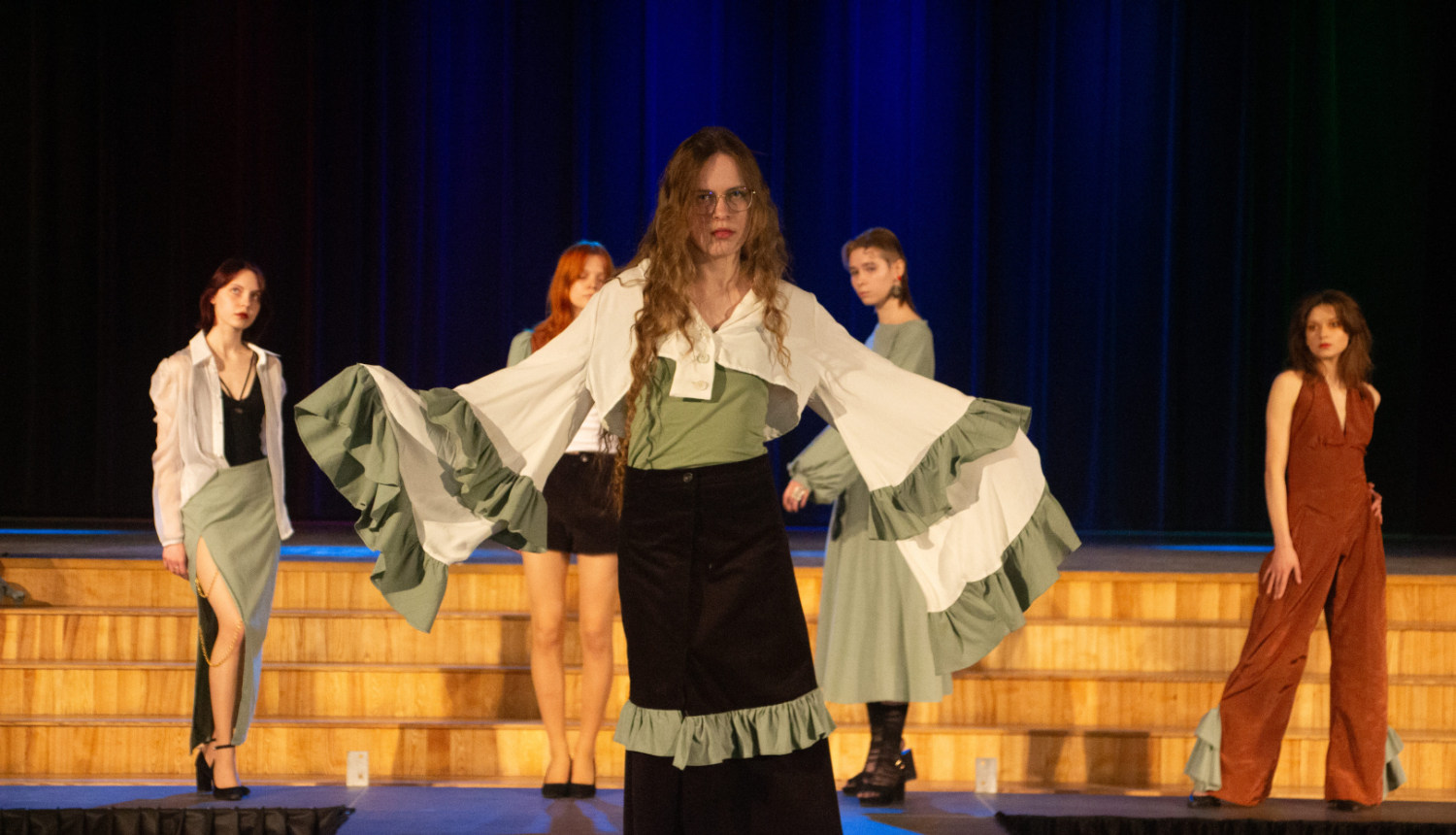 Rēzeknes Mākslas un dizaina skolas jaunie dizaineri mirdz “Modes Kokteilī 2025”