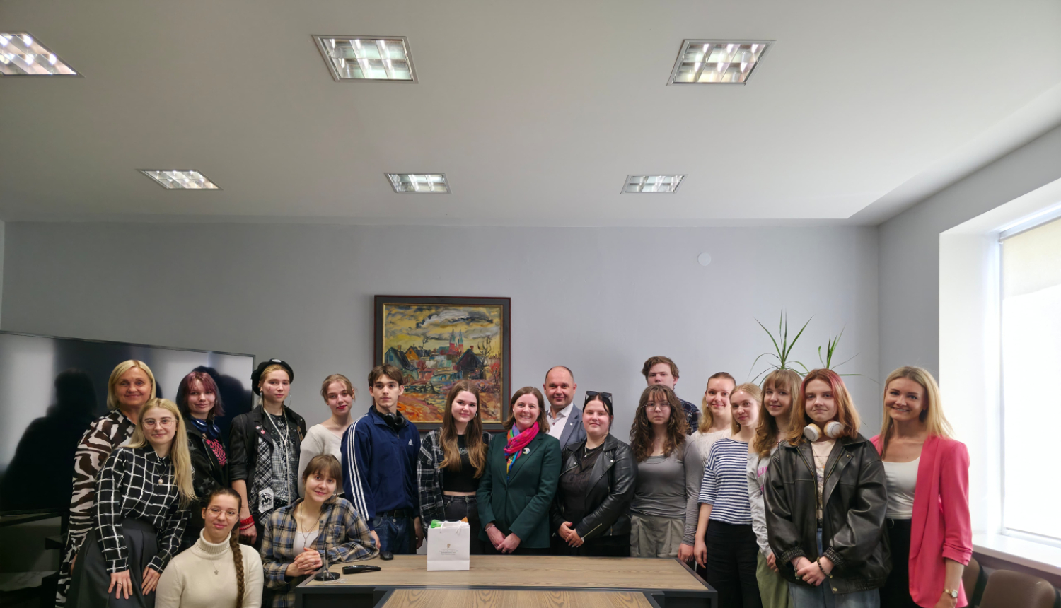 MIKC Latgales Mūzikas un mākslas vidusskolai gods uzņemt Īrijas vēstnieci Eimear Friel