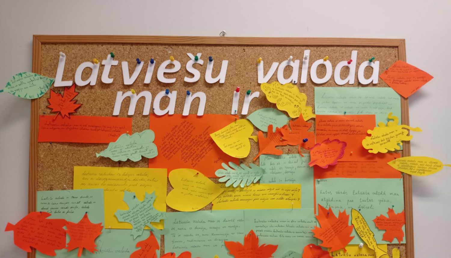 15. oktobrī MIKC Latgales Mūzikas un mākslas vidusskolā (LMMV) tika atzīmēta Valsts valodas diena. ​Lai veicinātu piederības sajūtu un radoši atklātu latviešu valodas nozīmi, skolā norisinājās akcija, aicinot audzēkņus turpināt teikumu: “Latviešu valoda man ir…” ​Akcijā ar lielu atsaucību piedalījās visu kursu audzēkņi, atklājot savas personīgās attiecības ar valodu.