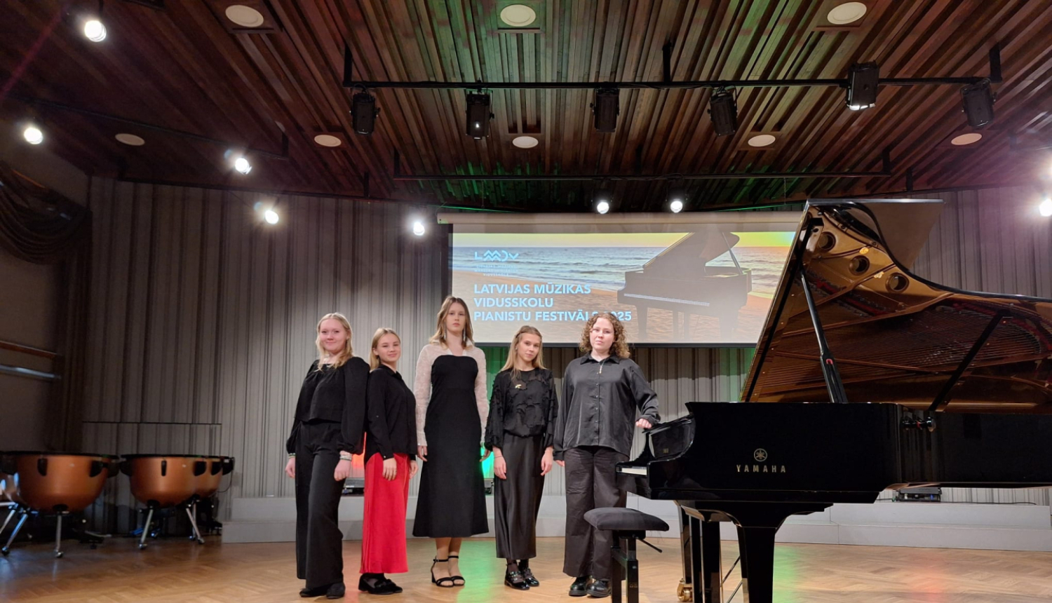 Katru rudeni Latvijā notiek jauno pianistu festivāls, kuru rīko viena no Latvijas mūzikas vidusskolām. Šoreiz tā bija īpaša iespēja visiem satikties pilsētā, kurā piedzimst vējš, Liepājā.  Liepājas Mūzikas, mākslas un dizaina vidusskolā, 2025.gada 1.novembrī uz Melngaiļa koncertzāles skatuves muzicēja 42 pianisti no dažādām Latvijas mūzikas vidusskolām. Festivālā piedalījās 9 mūzikas vidusskolas no Rīgas, Jūrmalas, Jelgavas, Daugavpils, Rēzeknes, Liepājas, Cēsīm un Ventspils.  Tā bija lieliska iespēja dzird