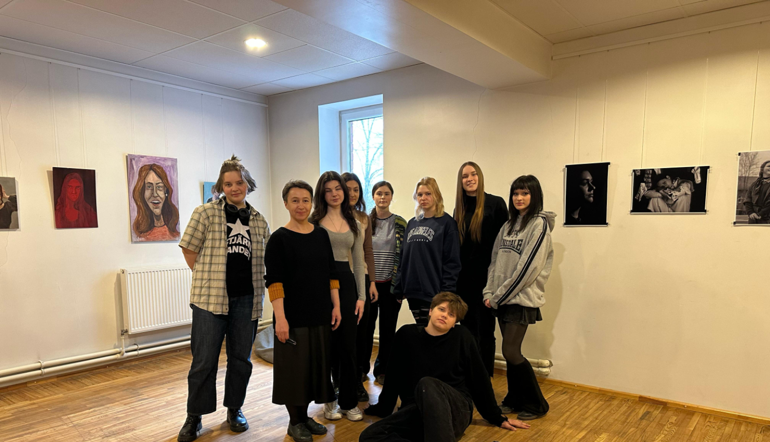 MIKC “Latgales Mūzikas un mākslas vidusskola” – Rēzeknes Mākslas un dizaina skolas 4. kursa IP Māksla (Glezniecība un Grafika) un IP Māksla (Foto) audzēkņi. 