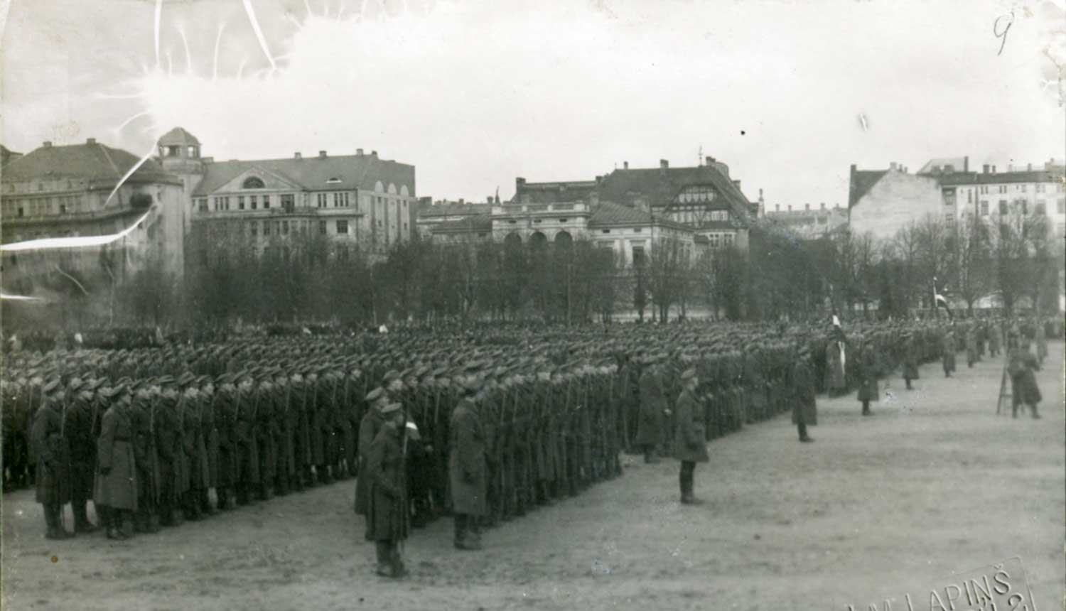 Lāčplēša Kara ordeņa pasniegšanas ceremonija. 11.11.1920. Fotogrāfs Mārtiņš Lapiņš. Avots: Latvijas Nacionālais vēstures muzejs.