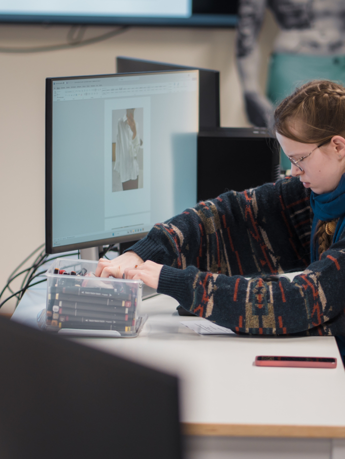 SkillsLatvia 2025 pusfināls Tērpu dizainā | Foto Kārlis Volkovskis, Liepājas Mūzikas, mākslas un dizaina vidusskola