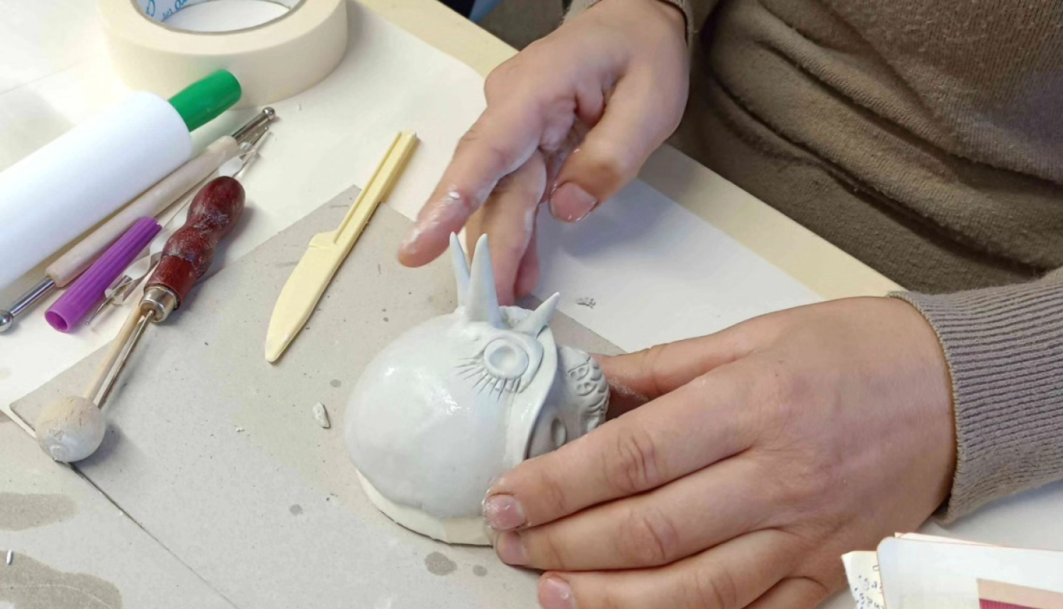 meistarklasē un diskusijā par tēmu: “Forma. Plastika. Faktūra. Darbs ar cietējošo plastiku DAS, JOVI.”