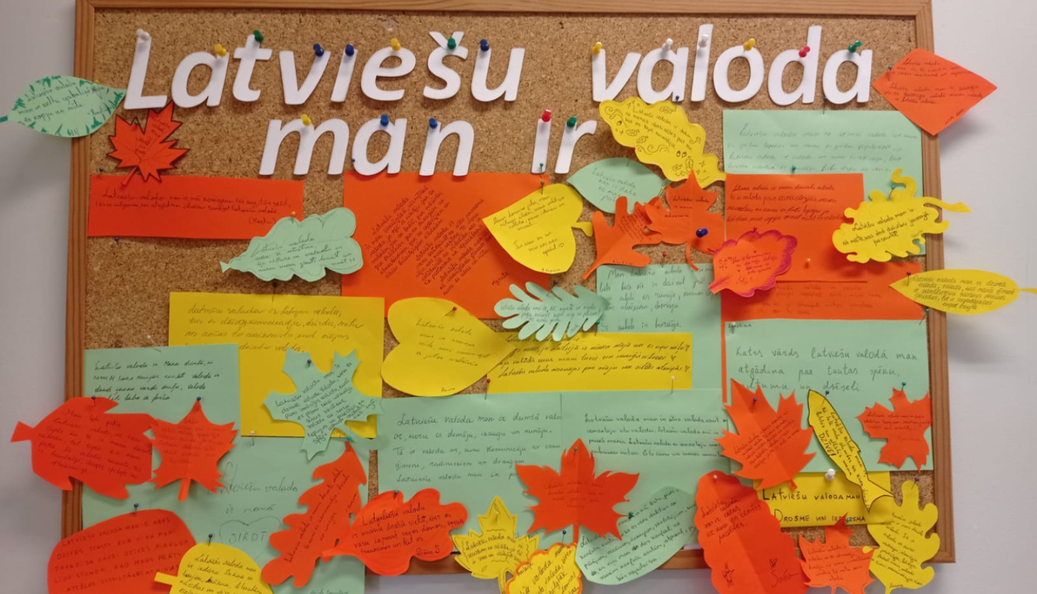 15. oktobrī MIKC Latgales Mūzikas un mākslas vidusskolā (LMMV) tika atzīmēta Valsts valodas diena. ​Lai veicinātu piederības sajūtu un radoši atklātu latviešu valodas nozīmi, skolā norisinājās akcija, aicinot audzēkņus turpināt teikumu: “Latviešu valoda man ir…” ​Akcijā ar lielu atsaucību piedalījās visu kursu audzēkņi, atklājot savas personīgās attiecības ar valodu.