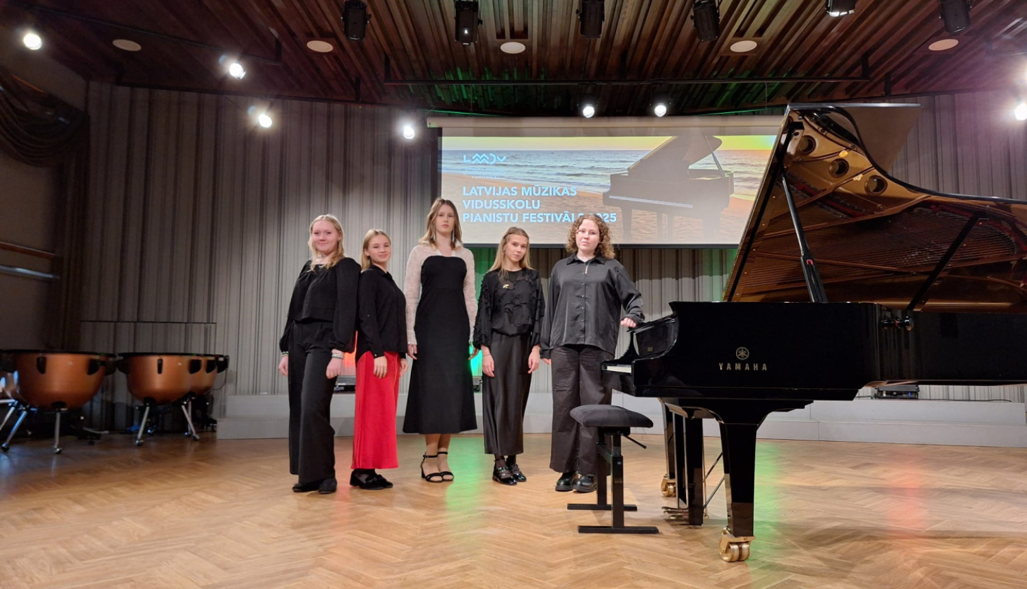 Katru rudeni Latvijā notiek jauno pianistu festivāls, kuru rīko viena no Latvijas mūzikas vidusskolām. Šoreiz tā bija īpaša iespēja visiem satikties pilsētā, kurā piedzimst vējš, Liepājā.  Liepājas Mūzikas, mākslas un dizaina vidusskolā, 2025.gada 1.novembrī uz Melngaiļa koncertzāles skatuves muzicēja 42 pianisti no dažādām Latvijas mūzikas vidusskolām. Festivālā piedalījās 9 mūzikas vidusskolas no Rīgas, Jūrmalas, Jelgavas, Daugavpils, Rēzeknes, Liepājas, Cēsīm un Ventspils.  Tā bija lieliska iespēja dzird